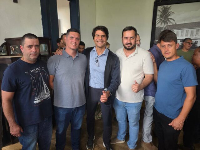 Dando continuidade na busca de melhorias para o nosso esporte, A APVL esteve hoje com o Dep. Federal Pedro Paulo oportunidade em que nos informou que quer estreitar relações para colocarmos nossa rampa no circuito de voo livre nacional, bem como com o Secretário de Estradas do Município, Luciano, que nos informou estar de posse dos ofícios protocolados pela diretoria da APVL, dizendo ainda que nos próximos dias iniciará as melhorias na estrada de acesso à rampa e na manutenção das rampas de Asa e de Parapente.